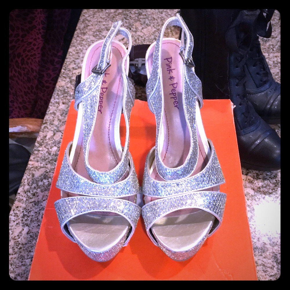 PINK AND PEPPER 5 1/2 inch GOLD Heels